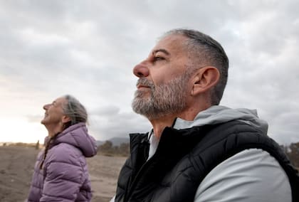 La expresión invita a reflexionar sobre cómo cambian las prioridades y los proyectos a medida que avanza la vida (Foto: Freepik)