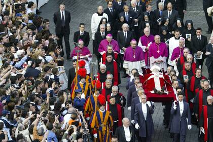La expresión "santo subito", que significa "santo ya", surgió el día del entierro por el clamor de los fieles presentes en la ceremonia.