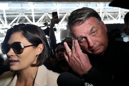 La exprimera dama de Brasil, Michelle Bolsonaro, llega acompañada por su esposo al Aeropuerto Internacional de Brasilia, Brasil, el sábado 18 de enero de 2025