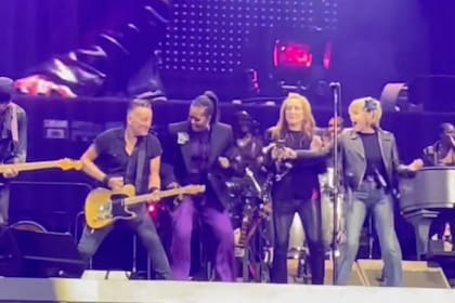 La exprimera dama de EE.UU. Michelle Obama subió al escenario a cantar "Glory Days" con Bruce Springsteen, en su primer show de la gira europea; la actriz Kate Capshaw (der.) y Patti Scialfa los secundaron