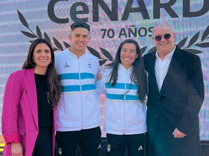 La exsecretaria de Deportes Inés Arrondo y el actual presidente del Comité Olímpico Argentino, Mario Moccia, durante la despedida de los atletas para los Panamericanos Santiago 2023; en la imagen, los abanderados Marcos Moneta y Sabrina Ameghino