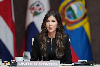 La exsecretaria de Seguridad Nacional, Kristi Noem, pronuncia un discurso durante un almuerzo de trabajo en la Cumbre Escudo de las Américas, el 7 de marzo de 2026, en el Trump National Doral Miami en Doral, Florida.