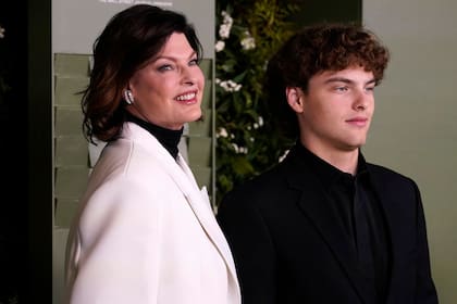La exsupermodelo Linda Evangelista llegó acompañada de su hijo, Augustin James, con quien ostenta un enorme parecido