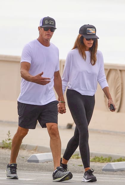 La exsupermodelo y el empresario fueron vistos este fin de semana caminando por Zuma Beach, en su primera salida pública tras la muerte de su hijo, Presley. El joven falleció el 20 de septiembre pasado, a los 27 años, mientras se encontraba internado en un centro de rehabilitación para tratar sus adicciones