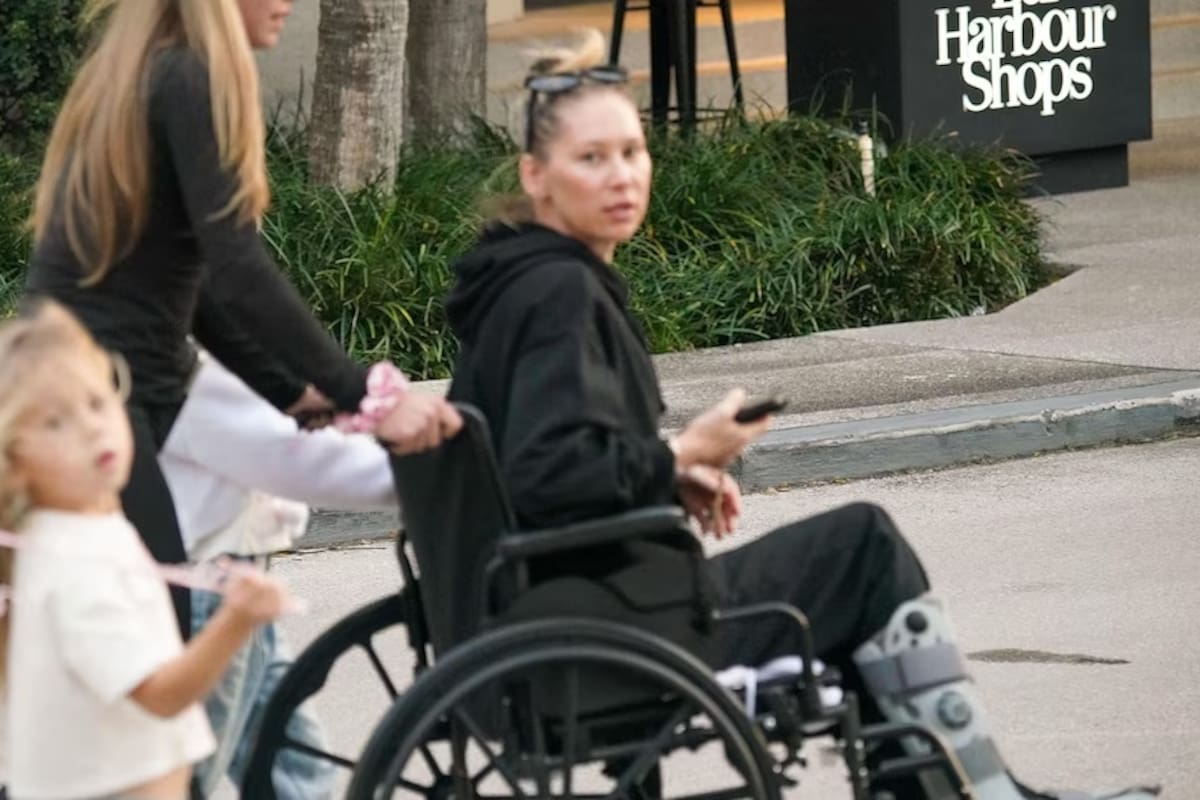 La extenista Anna Kournikova, vista en silla de ruedas en Miami.