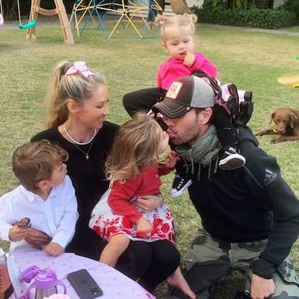 La extenista y el cantante, rodeados de sus hijos mayores compartiendo un momento de disfrute al aire libre