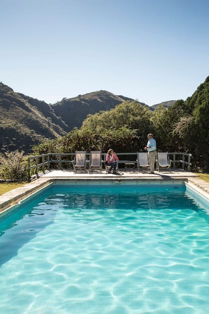 La extensa pileta es el gran atractivo del verano.