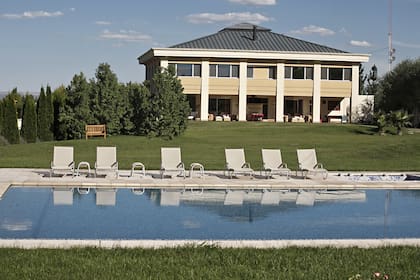 La extensa pileta junto al hotel es un imán los días de calor