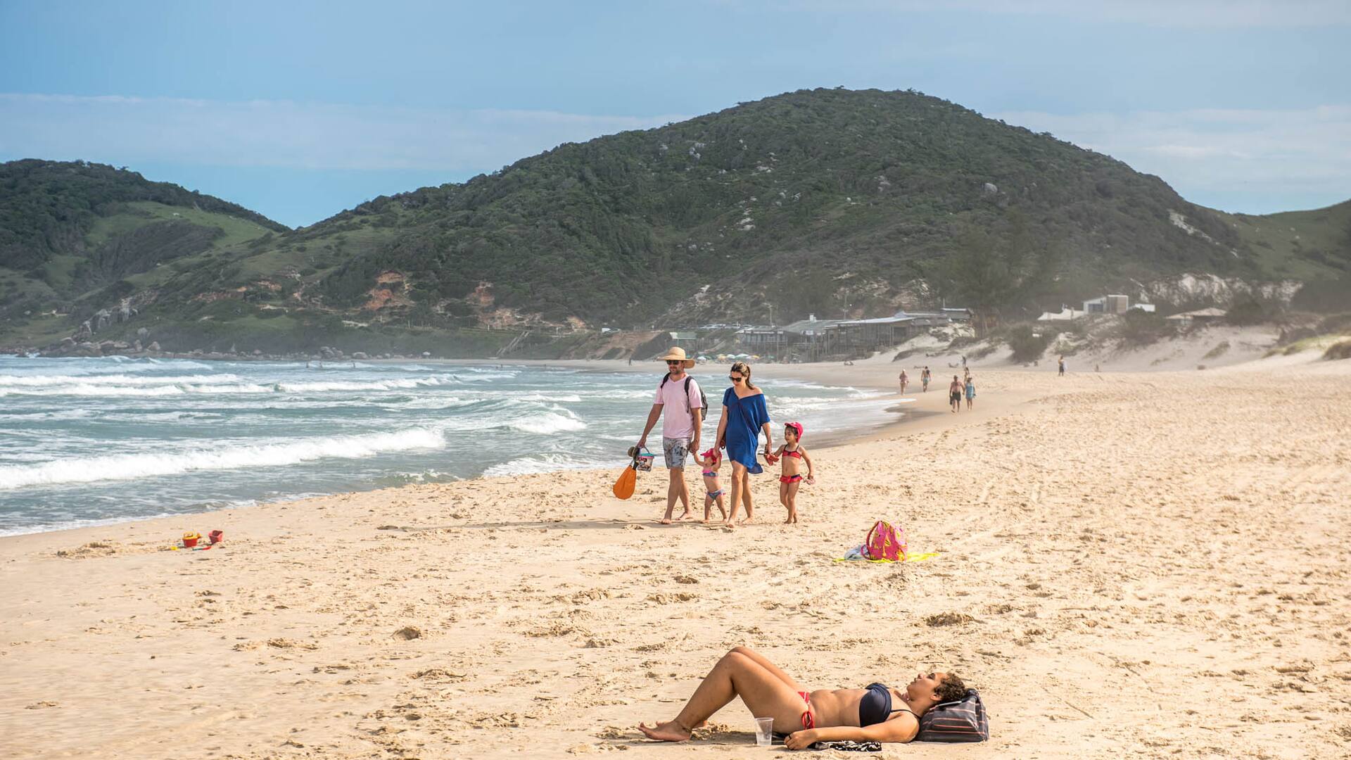 La extensa praia do Rosa, paraíso de surfistas.