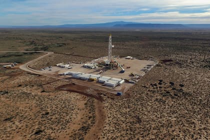 La extracción de petróleo en Vaca Muerta es una de las actividades que mejor está funcionando, pero no alcanza ya para compensar la caída de otros rubros.