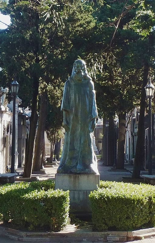 La extraña escultura de El Redentor, un cristo anciano en el cementerio de la Recoleta.