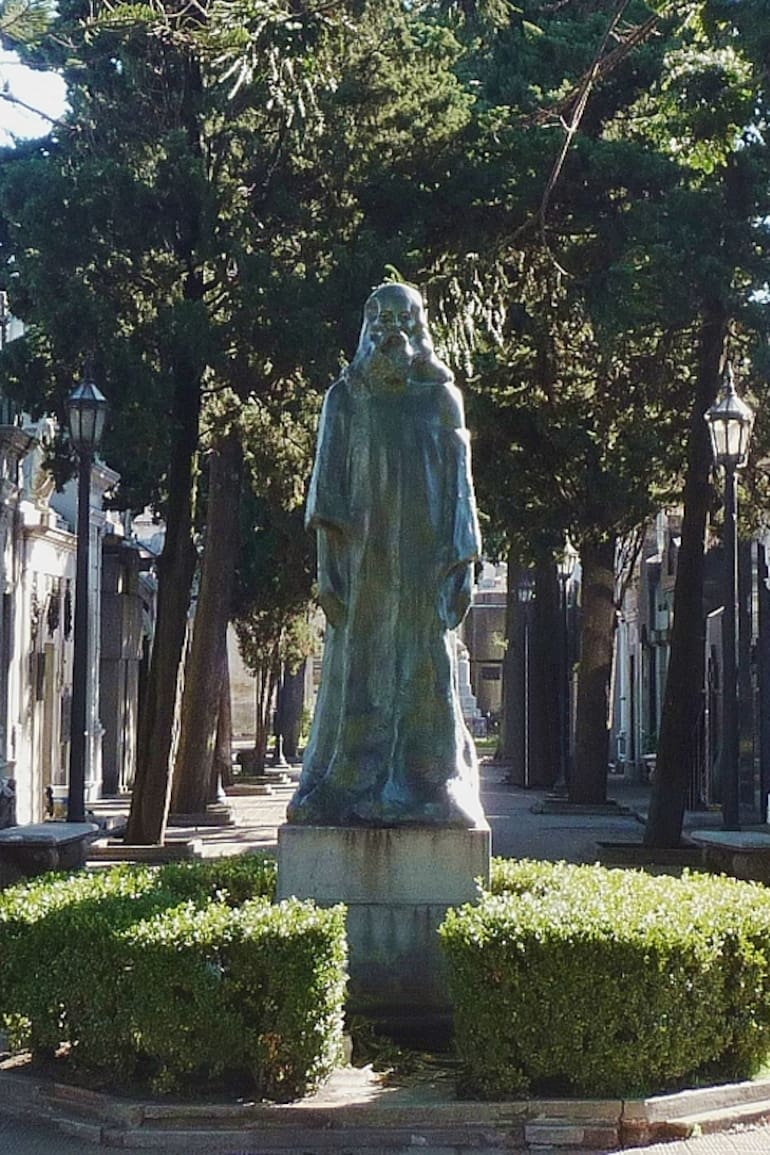 La extraña escultura de El Redentor, un cristo anciano en el cementerio de la Recoleta.