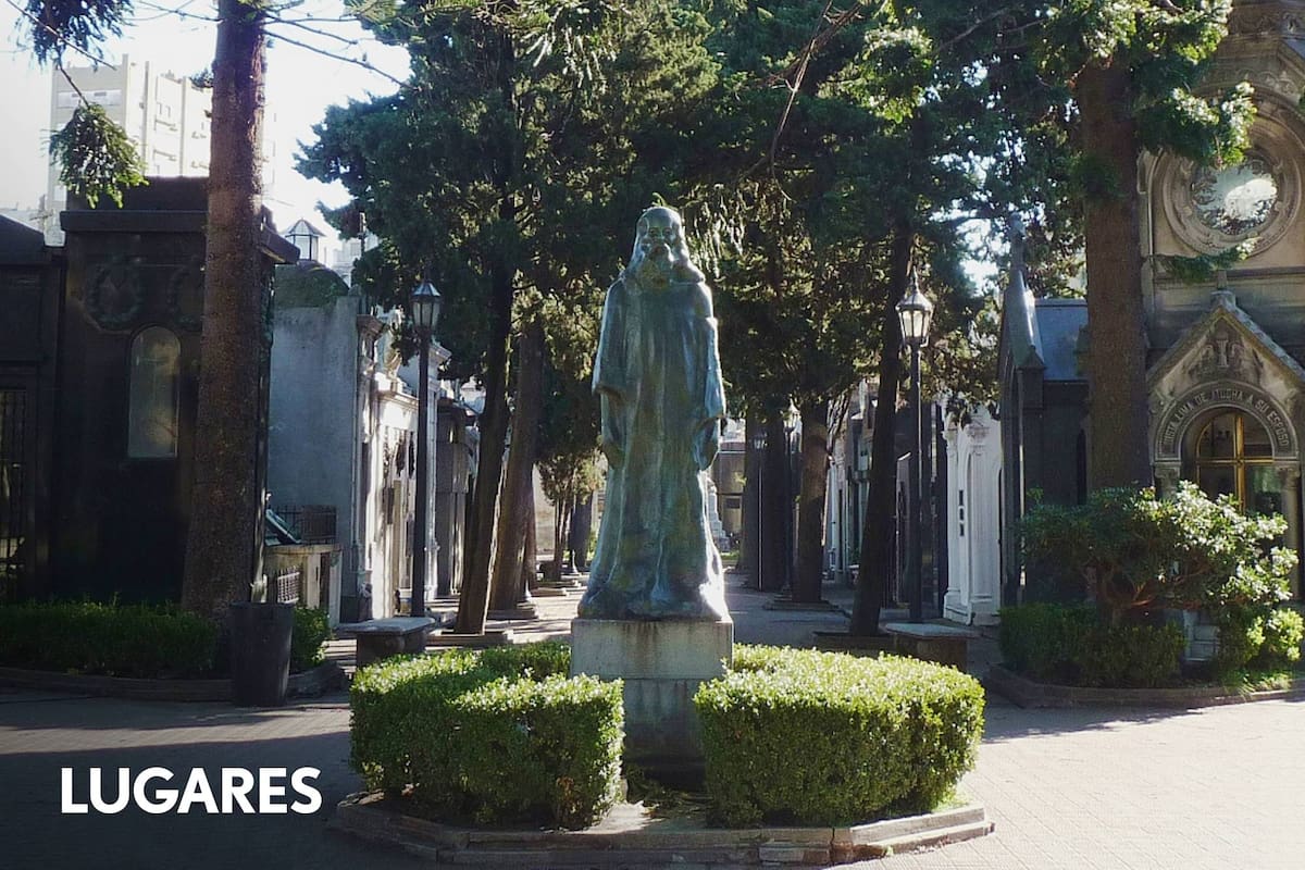 La extraña escultura de El Redentor, un cristo anciano en el cementerio de la Recoleta.