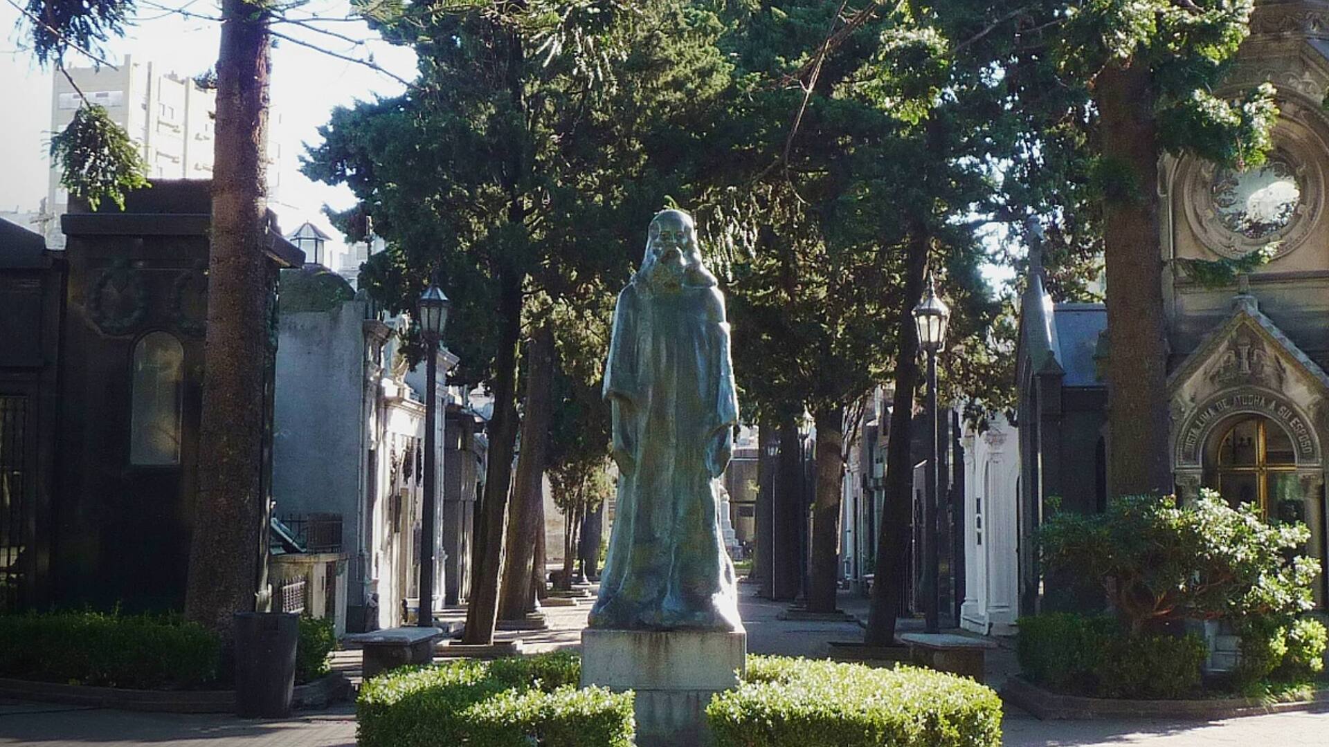 La extraña escultura de El Redentor, un cristo anciano en el cementerio de la Recoleta.