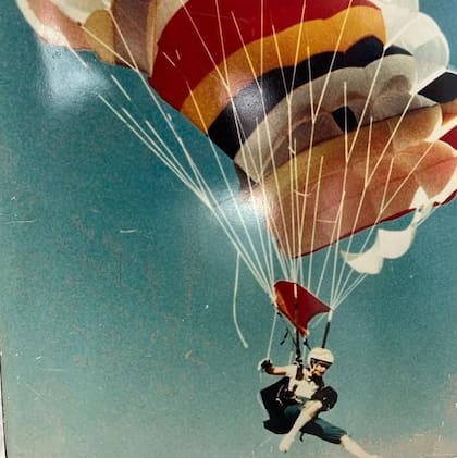 La extraordinaria historia de Tony Osornio, la primera mujer paracaidista de México (y cómo superó el salto que casi le quita la vida)