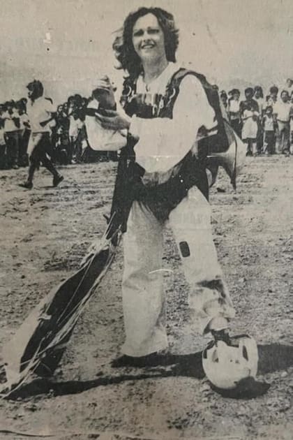 La extraordinaria historia de Tony Osornio, la primera mujer paracaidista de México (y cómo superó el salto que casi le quita la vida)