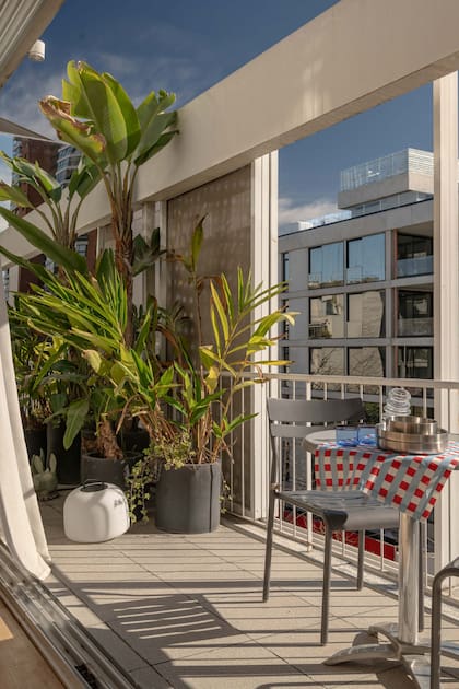 La exuberante vegetación del balcón se cuela al interior y aporta color, frescura y una conexión permanente con el exterior.