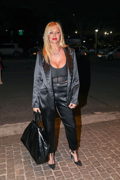 La exvedette y conductora Amalia "Yuyito" González dijo presente en la noche de los Martín Fierro. Para la ocasión eligió un look total black en el que se destacó un top negro con transparencias y unas sandalias de taco alto