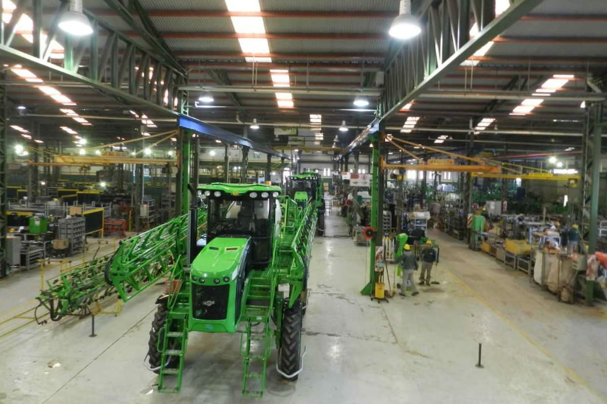 La fábrica de pulverizadoras que la empresa tiene en Marcos Juárez