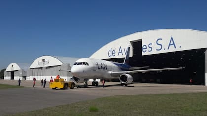 La fábrica estatal tiene un acuerdo con una firma de los Emiratos Árabes para mantener naves.