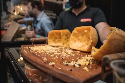 La fábrica produce 180 kilos semanales de quesos de pasta dura
