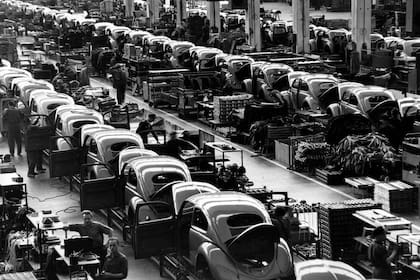 La fábrica se inauguró en 1936 para construir un auto económico y eficiente para el pueblo alemán (la foto es de la planta de Wolfsburgo, en 1954)
