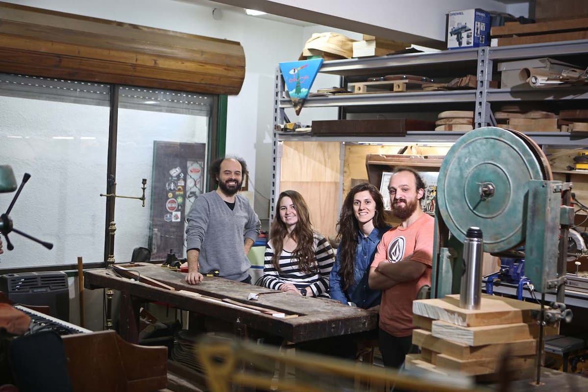 La fabricación de instrumentos orientados al mercado del rock tuvo su primer boom en Argentina en los años 60.