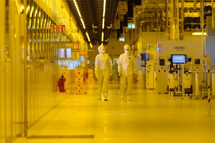 La fabricación de semiconductores se realizan en plantas altamente robotizadas, aisladas y esterilizadas, donde los escasos ingenieros transitan vestidos como si se enfrentaran a una guerra biológica