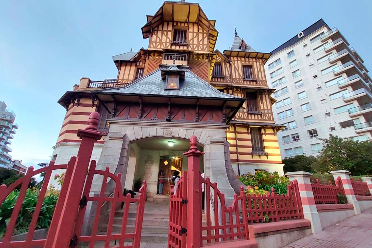 La fabulosa fachada de la Villa Ortiz Basualdo, donde funciona el Museo Municipal de Arte Juan Carlos Castagnino.