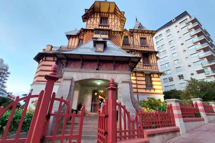 La fabulosa fachada de la Villa Ortiz Basualdo, donde funciona el Museo Municipal de Arte Juan Carlos Castagnino.