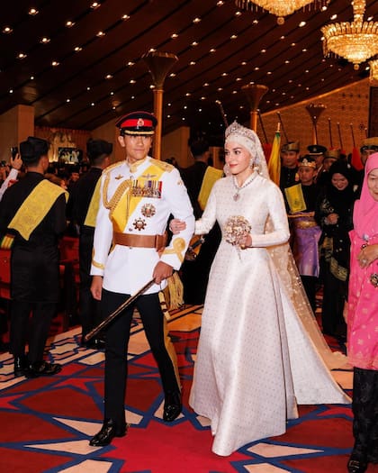 La fabulosa tiara de diamentes que llevó la novia había sido usada anteriormente por la princesa Azemah, hermana del príncipe Mateen, el día de su boda, en enero de 2023. La joya demandó nueve meses de trabajo y tiene 838 diamantes de diferentes tamaños y formas.