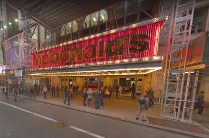 La fachada al estilo Broadway caracterizó al local de hamburguesas