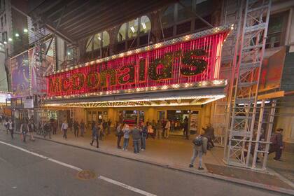 La fachada al estilo Broadway y el servicio 24 horas caracterizaron el local de hamburguesas