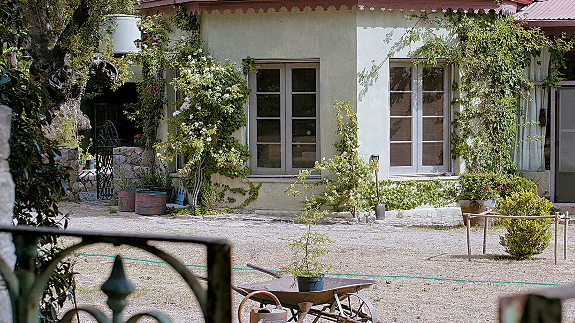 La fachada, anteriormente de un color amarillo pálido, fue cambiada por un verde seco inspirado en un ágave inmenso junto a la entrada.