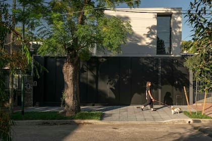 La fachada ciega le da privacidad a la casa que, apenas cruzar la puerta, se vuelve a abrir.