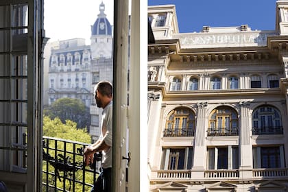 La fachada, con el nombre del edificio en mosaico policromado.