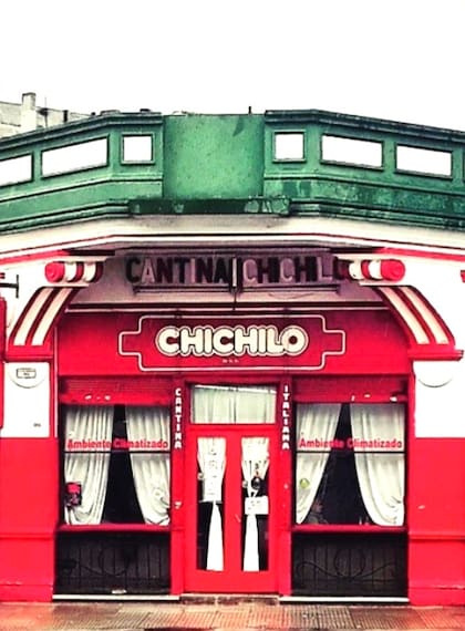 La fachada, con los colores de Italia