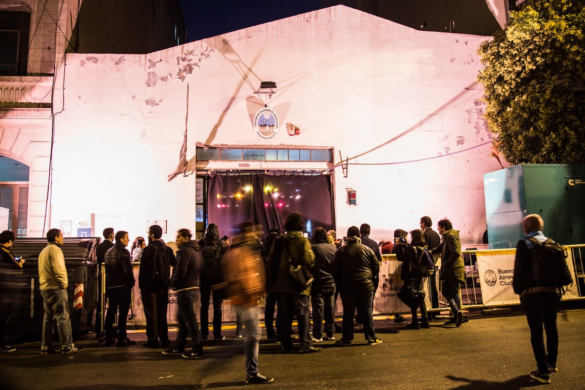 La fachada de Cemento, hoy convertido en un estacionamiento del Gobierno de la Ciudad