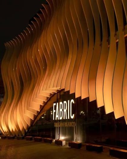 La fachada de Fabric Dragón Blanco en Costanera Norte