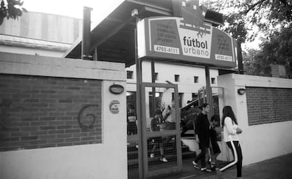 La fachada de Fútbol Urbano, el complejo de canchas que lleva 15 años en el barrio y que cerrará sus puertas