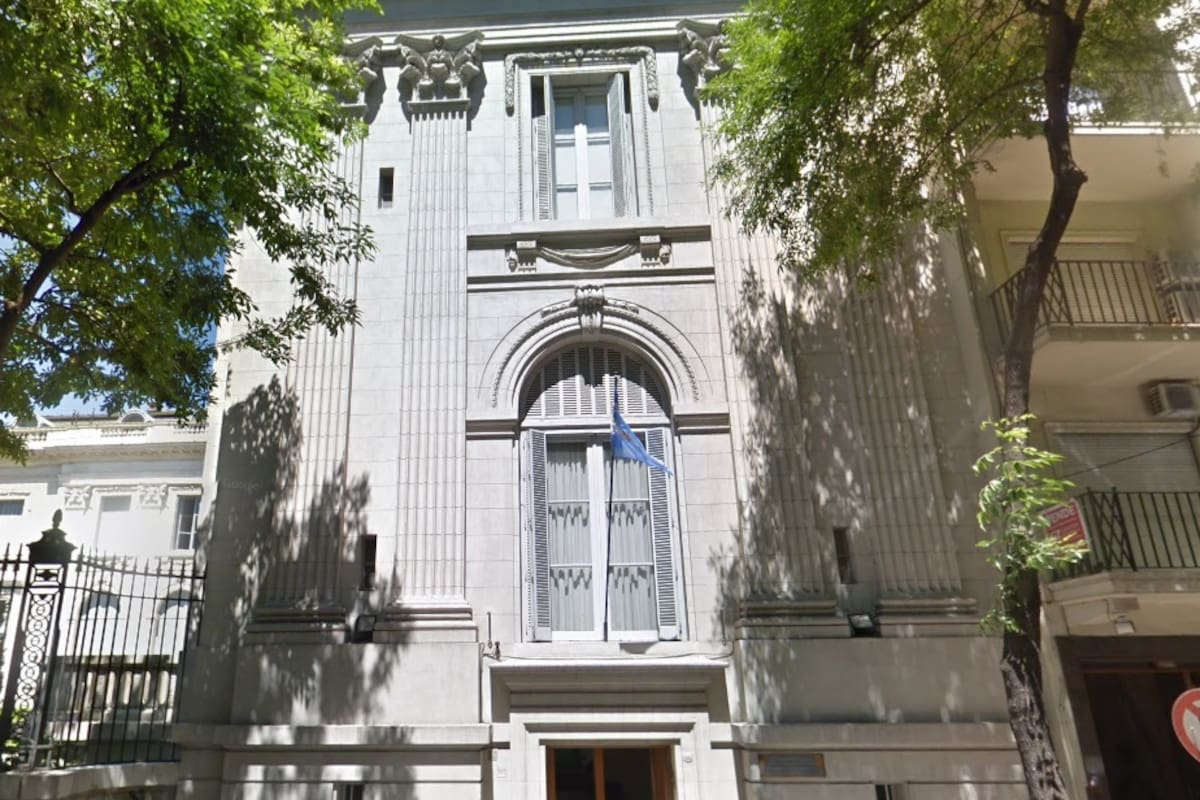 La fachada de la Academia Argentina de Letras, en la ciudad de Buenos Aires