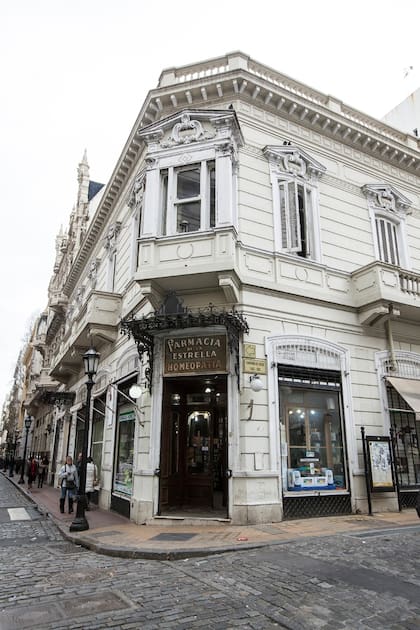 La fachada de la botica se mantiene igual que desde la fundación. Se encuentra frente a la Basílica de San Francisco. Era tradición que las farmacias estuvieran cerca de las iglesias para ubicarlas rápidamente