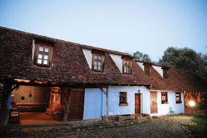 La fachada de la Casa Azul, una de las propiedades que Carlos III tiene en Viscri, un pueblo de arquitectura medieval que, desde 2022, es parte del Patrimonio Mundial de la Unesco.