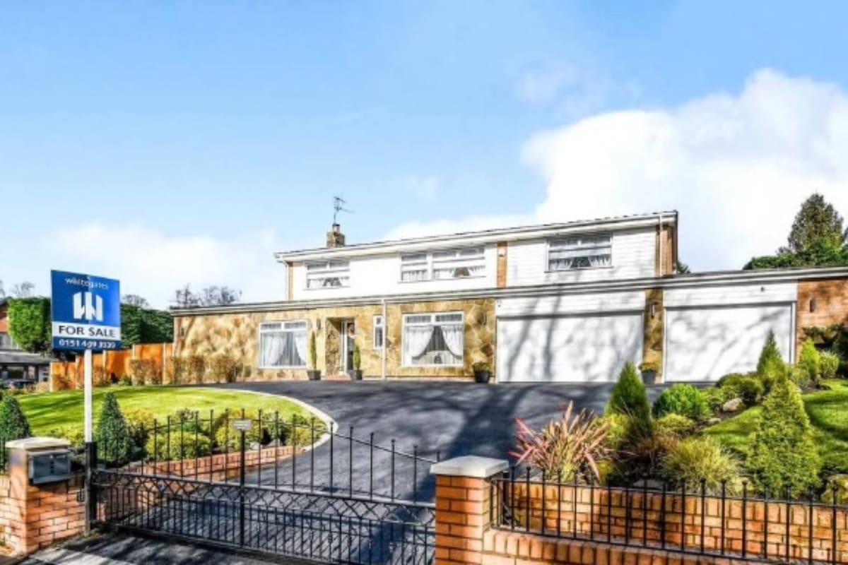 La fachada de la casa cuyo valor de venta es casi el doble del de sus construcciones vecinas; las razones ocultas de su costo. Captura: Whitegates / www.rightmove.co.uk