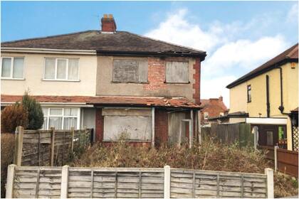 La fachada de la casa cuyo valor de venta es de diez mil euros; las razones ocultas de su costo