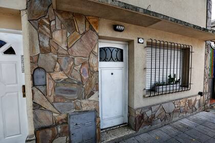 La fachada de la casa de dos de los acusados que viven enfrente de Agustín, que dejó el club de rugby en 2014