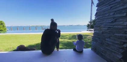 La fachada de la casa de Enrique Iglesias da hacia el mar