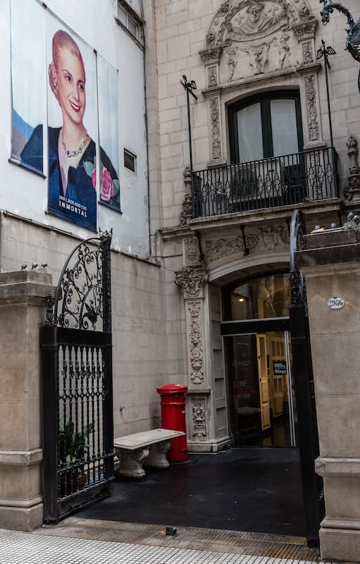 La fachada de la casa de Lafinur 2988, en Palermo Chico, donde funciona desde hace veinte años el museo que recorre la vida de una de las mujeres más importantes de la historia del país.