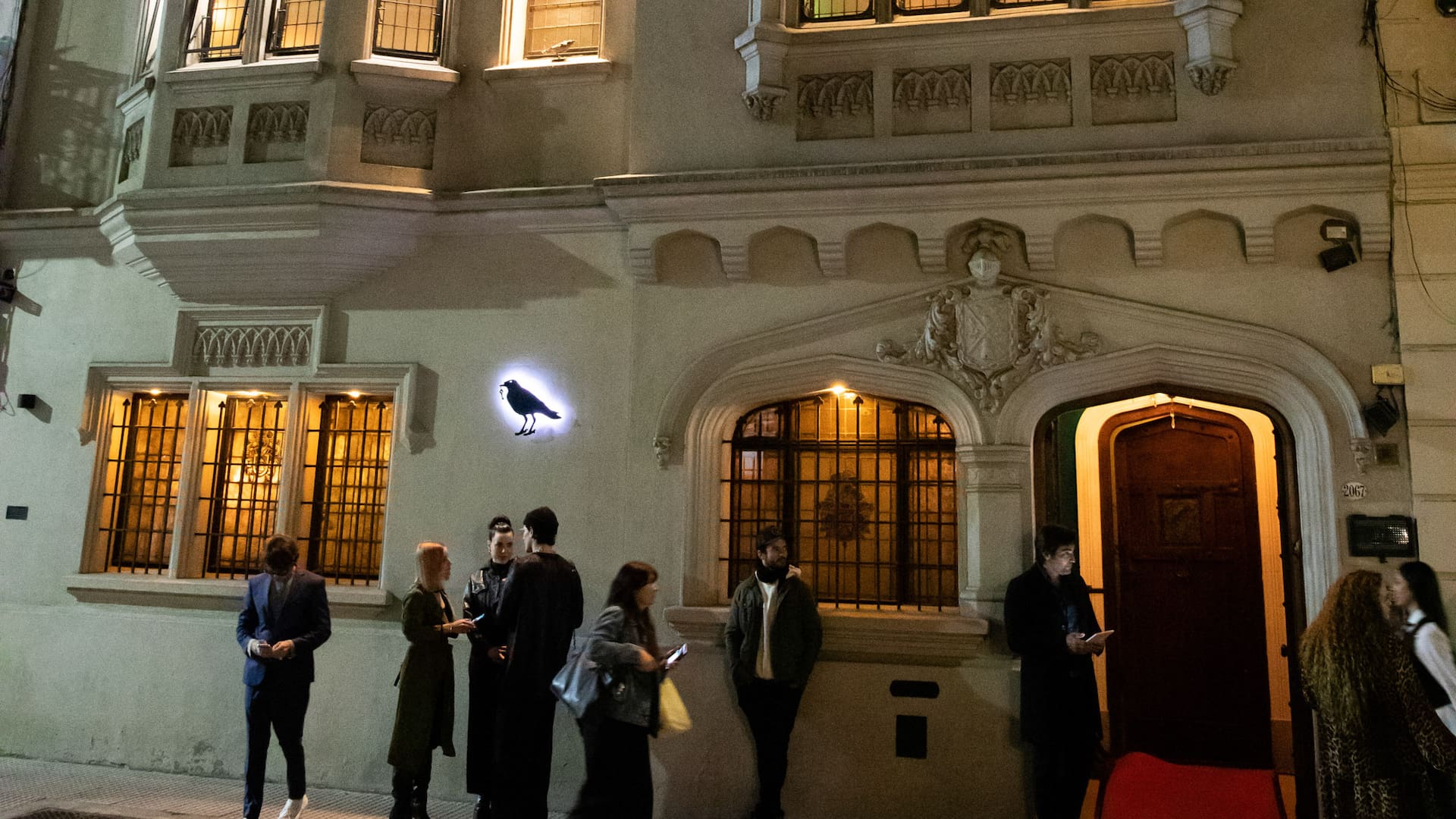 La fachada de la casona de 1927 en el pasaje entre Santa Fé y Güemes