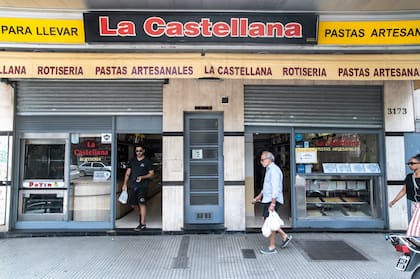 La fachada de La Castellana, un clásico para los vecinos y gente que se acerca de otros barrios a comprar